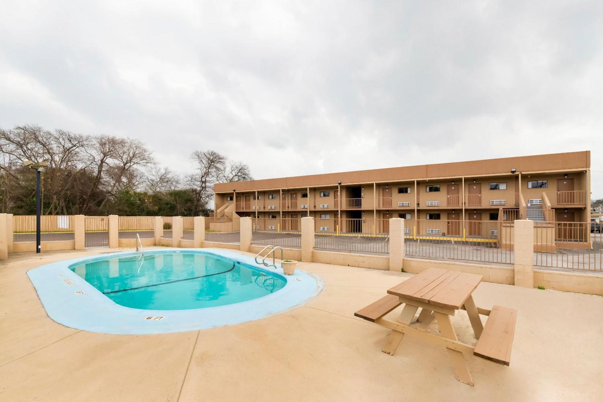 Oyo Hotel San Antonio Lackland Afb Seaworld Hwy 90 W Eksteriør billede
