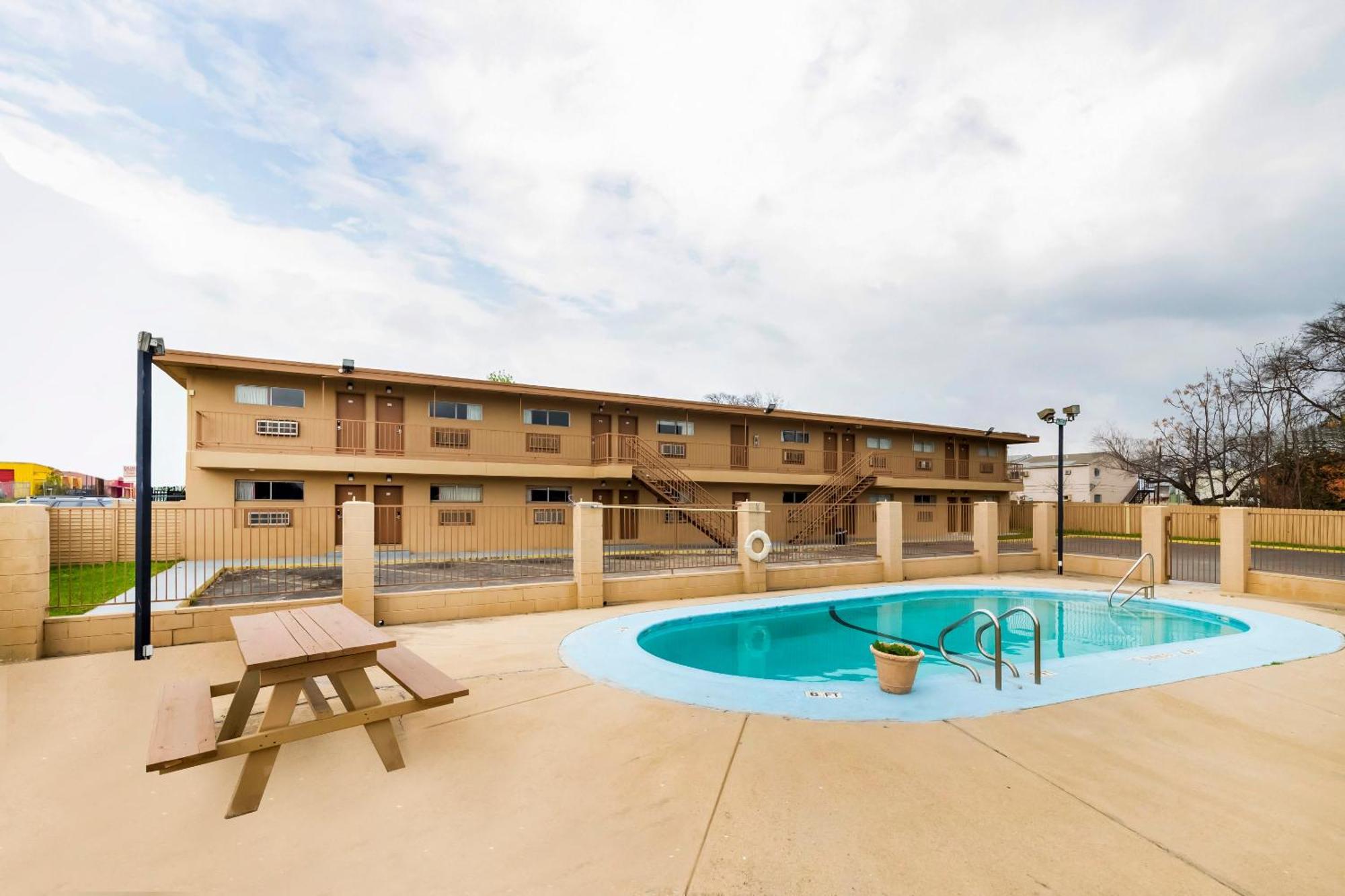 Oyo Hotel San Antonio Lackland Afb Seaworld Hwy 90 W Eksteriør billede