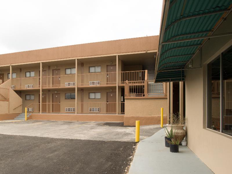Oyo Hotel San Antonio Lackland Afb Seaworld Hwy 90 W Eksteriør billede